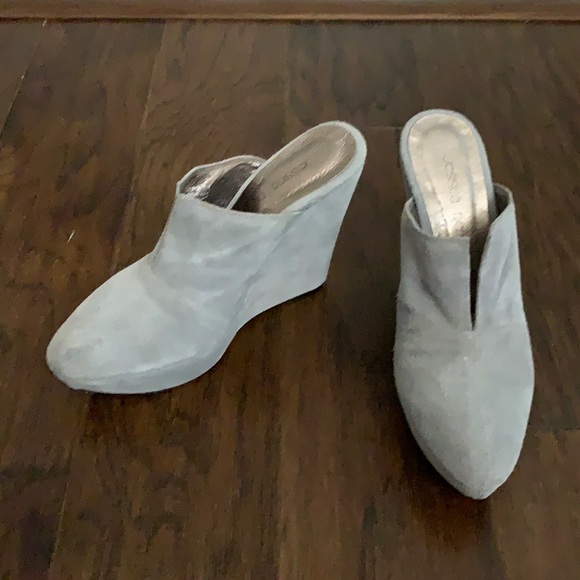 Jessica Bennett light gray suede platform mules. - Picture 6 of 17